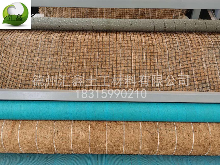 珠海的客户订购6500平护坡草毯正在生产中。
